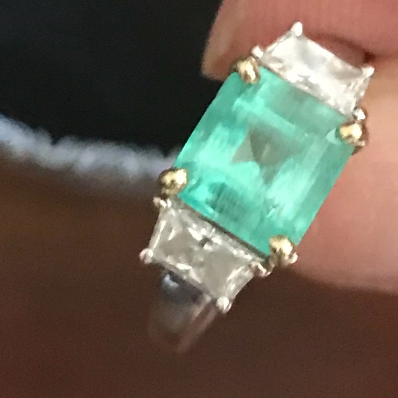 Columbian Emerald and Diamond Ring - Picture 2 of 15